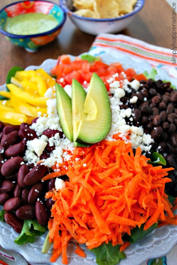 Healthy Taco Salad Recipe {via Simply Happenstance Blog}! A quick and easy healthy dish to prepare for lunch or dinner! #familyfavorite #healthy #tacosalad #recipe