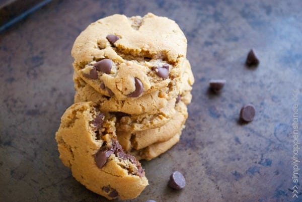 Peanut Butter Chocolate Chip {Flourless Cookies} via Simply Happenstance! #glutenfree #cookies