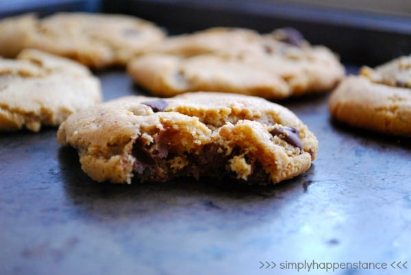 Peanut Butter Chocolate Chip Flourless Cookies {via Simply Happenstance} #glutenfree #peanutbutter #cookies