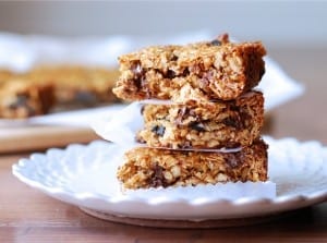 Chewy Homemade Granola Bars {simplyhappenstance.com}