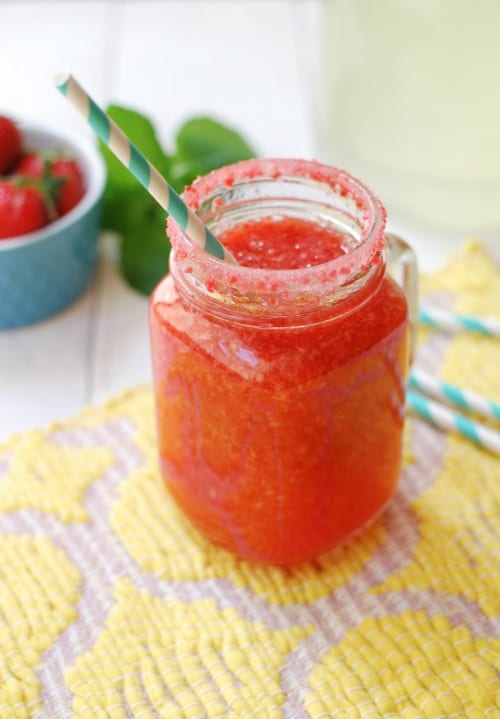 Strawberry Lemondade Fizz {simplyhappenstance.com} #strawberries #lemonade #partydrinks