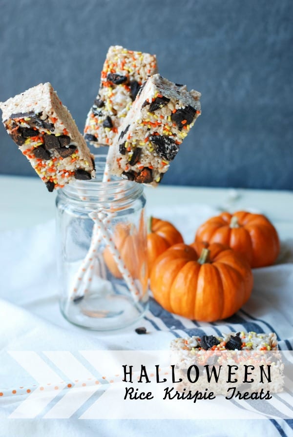 Halloween Rice Krispie Treats {recipe on simplyhappenstance.com} #halloween #ricekrispietreats #oreos