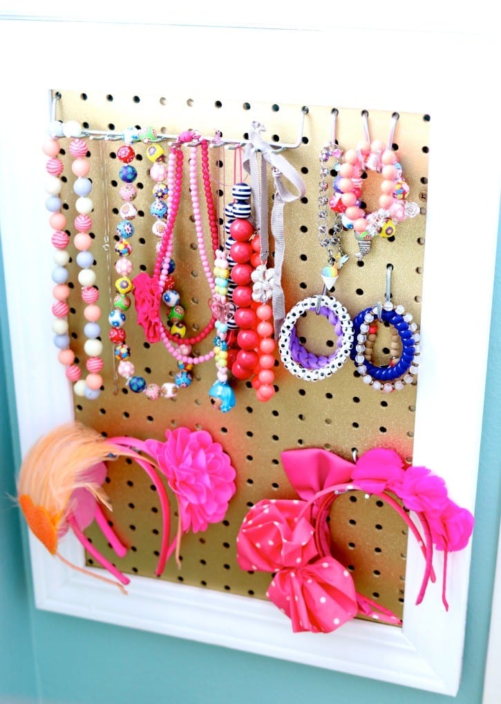 This handmade D.I.Y. Girls Jewelry Board is the perfect gift for big or little girls alike.