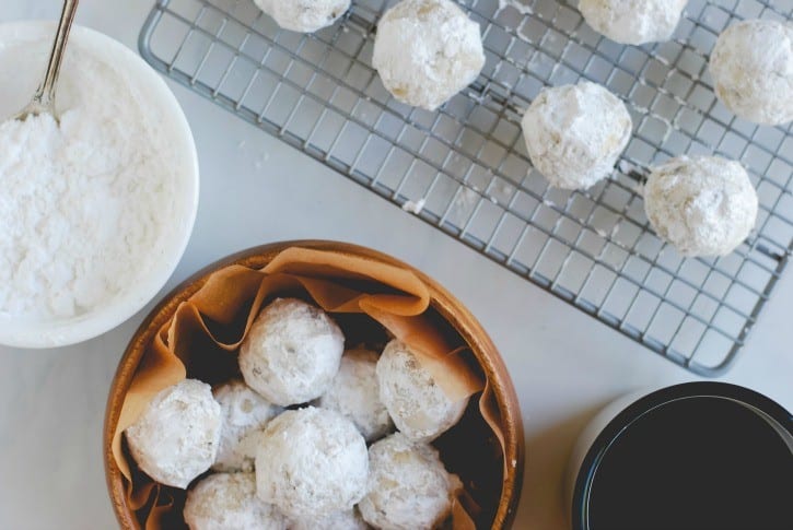 Snowball Cookies (Recipe via simplyhappenstance.com) #ChristmasCookies