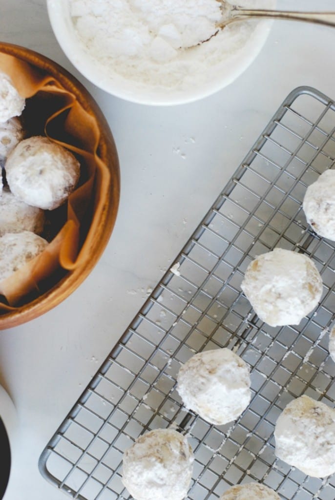 Snowball Cookies (Recipe via simplyhappenstance.com) #ChristmasCookies #CookieExchange #EdibleGifts